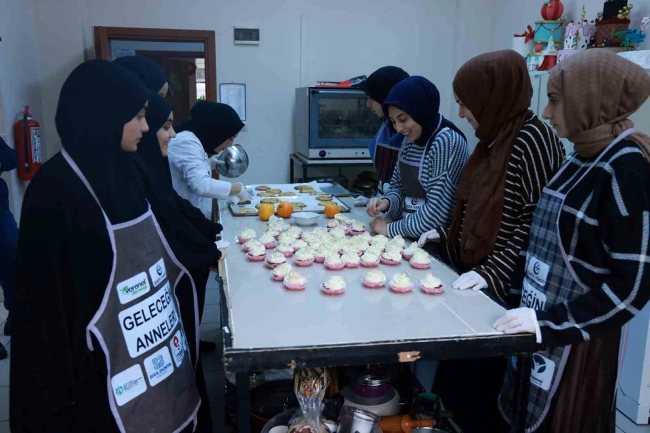 Geleceğin anne adayları mutfakta becerilerini sergiledi
