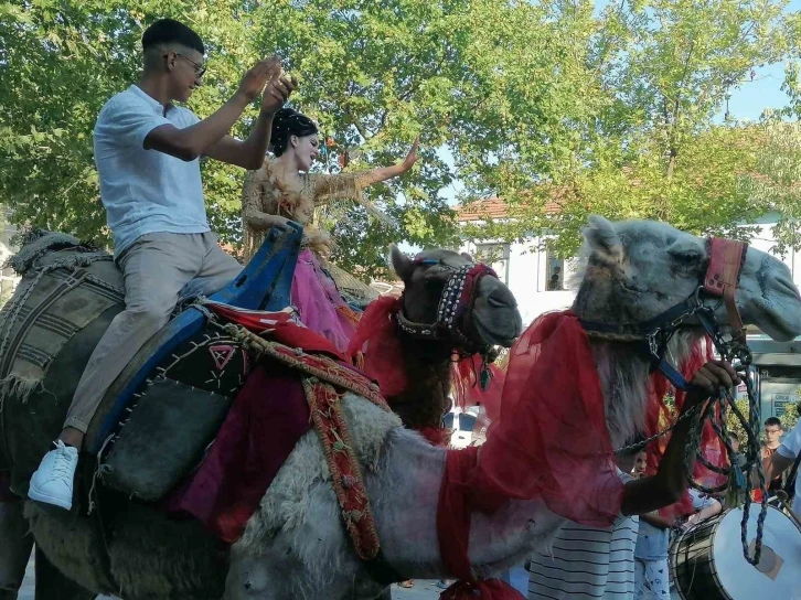 Gelin ve damat deve üzerinde Manyas turu yaptı
