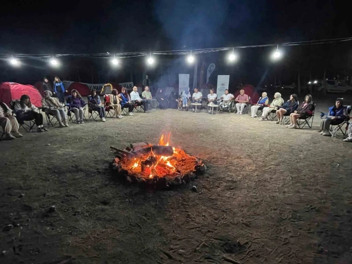 Gençler, kamp ateşinin başında buluştular
