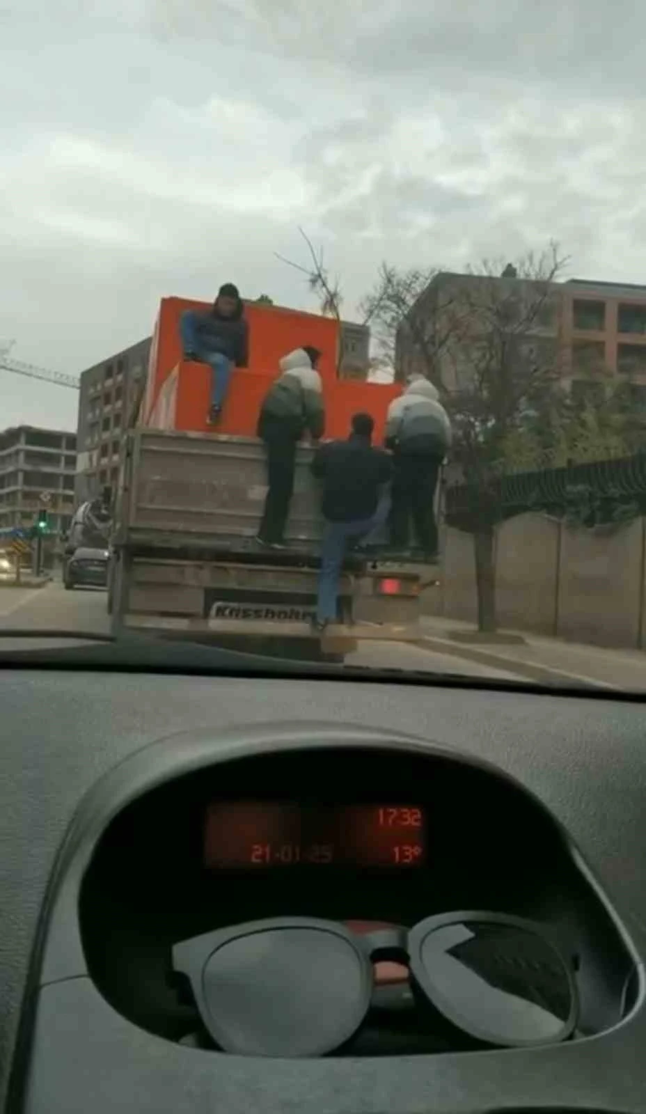 Gençlerin tehlikeli yolculuğu kamerada
