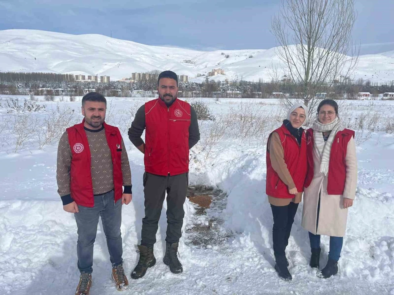 Gençlik Merkezi gönüllüleri sokak hayvanları için doğaya yiyecek bıraktı
