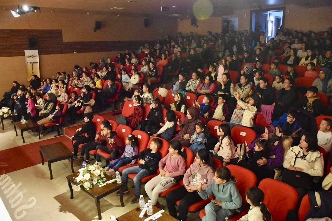 Germencikli çocuklar, müzikli tiyatro ile eğlendi
