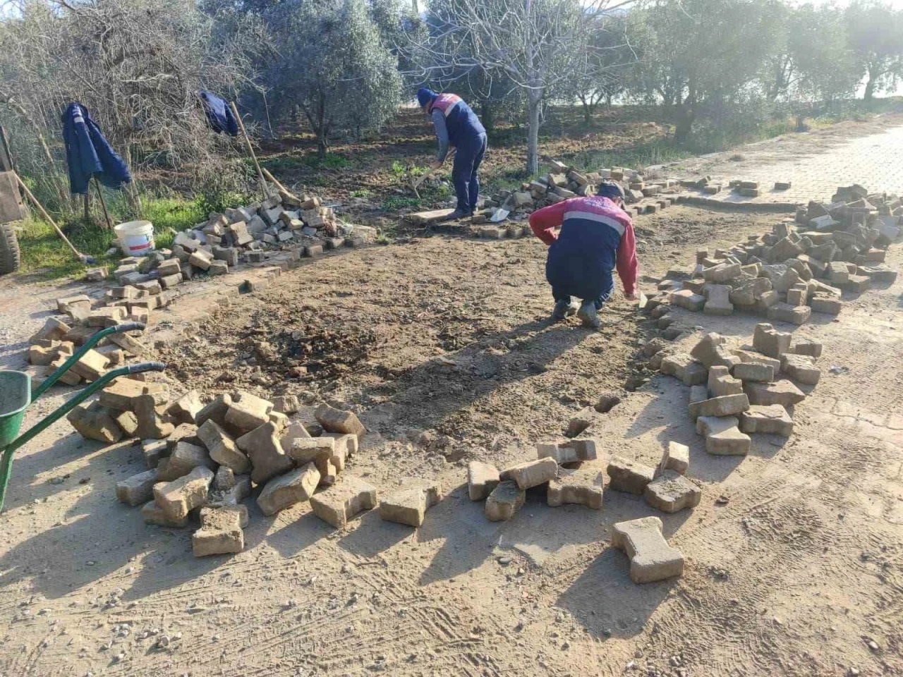 Geyre’de yol ve kaldırımlar yenileniyor
