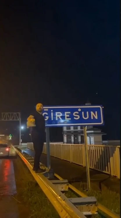 Giresun’a gelişinde ilk yaptığı şey kirlenen şehir tabelasını temizlemek oldu
