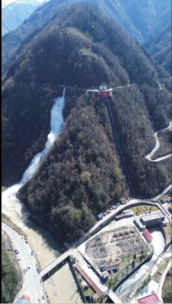 Giresun’da HES tahliyesiyle oluşan yapay şelale görsel şölen sunuyor
