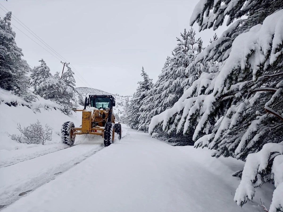 Giresun’da kar yağışı nedeniyle 394 köy yolu kapandı
