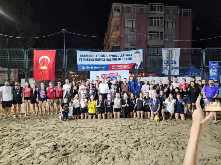 Gölcük’te plaj voleybolu çekişmeli anlara sahne oldu
