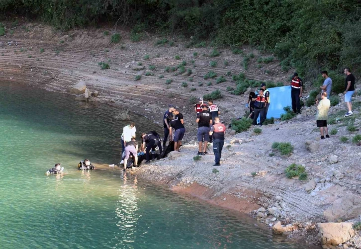 Gölette boğulan anne ve 2 çocuğunun cenazeleri Büyükşehir dalgıçları tarafından sudan çıkarıldı

