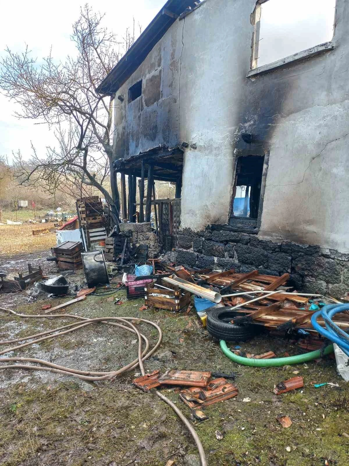 Gönen’de ahşap ev alevlere teslim oldu
