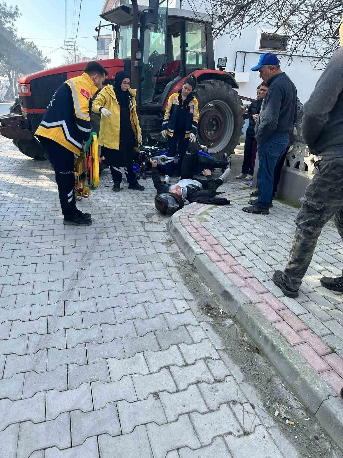 Gönen’de traktör ile motosiklet çarpıştı: 1 Yaralı
