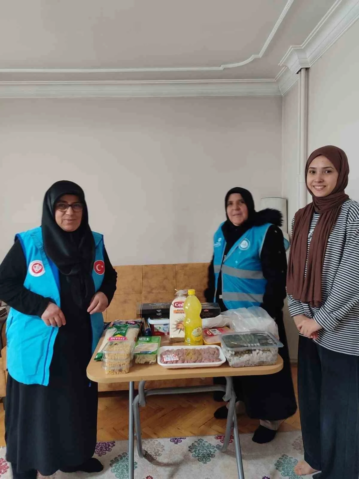 Gönüllü kadınlar öğrencilere yemek ikram ediyor
