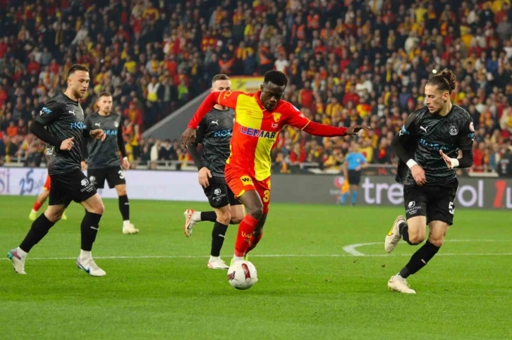 Göztepe, Anthony Dennis’in sözleşmesini uzattı
