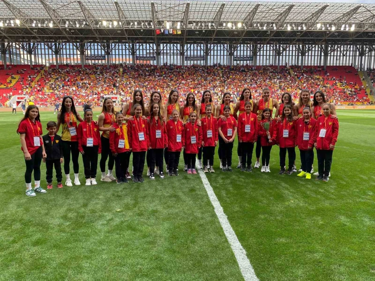 Göztepe Kadın Voleybol Takımı, yeşil sahada şampiyonluğu kutladı
