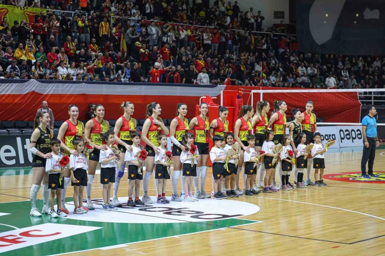 Göztepe Voleybol, yarı finale galibiyetle başladı
