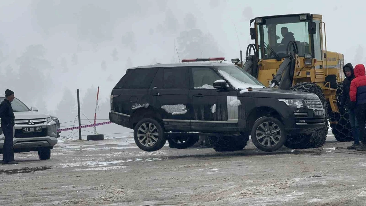 Grand Kartal Otel’de park halindeki araçlar kaldırılıyor
