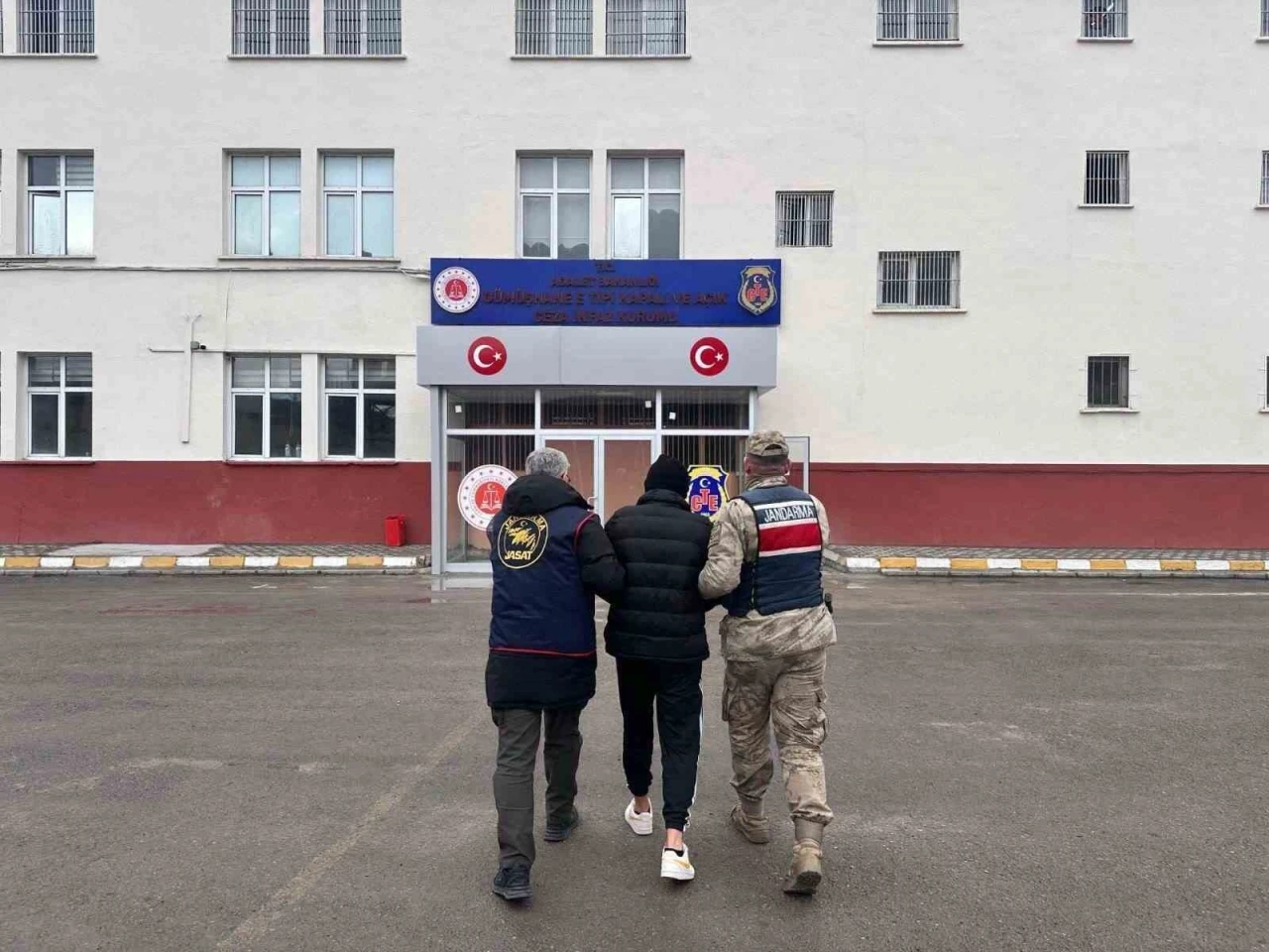 Gümüşhane’de 2 ayrı suçtan 20 yıl hapis cezası bulunan şahıs yakalandı
