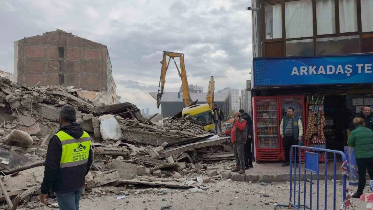 Güngören’de kentsel dönüşüm kapsamında yıkımı yapılan bina çöktü
