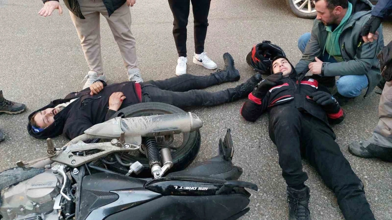 Hafif ticari araç ile motosiklet çarpıştı: 2 kişi yaralandı
