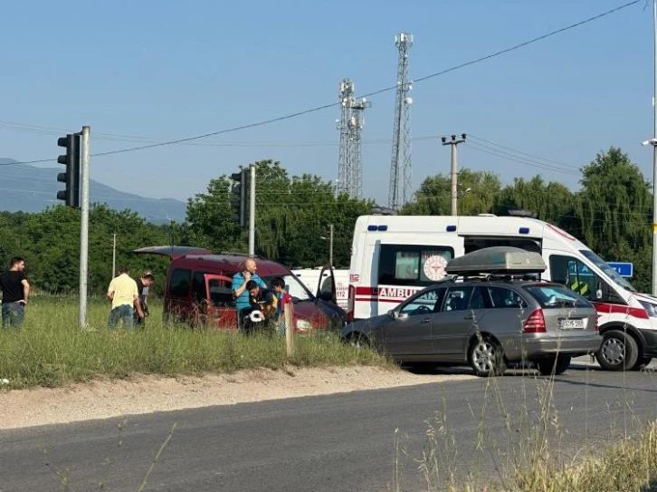 Hafif ticari araç ile otomobil çarpıştı: 4 yaralı
