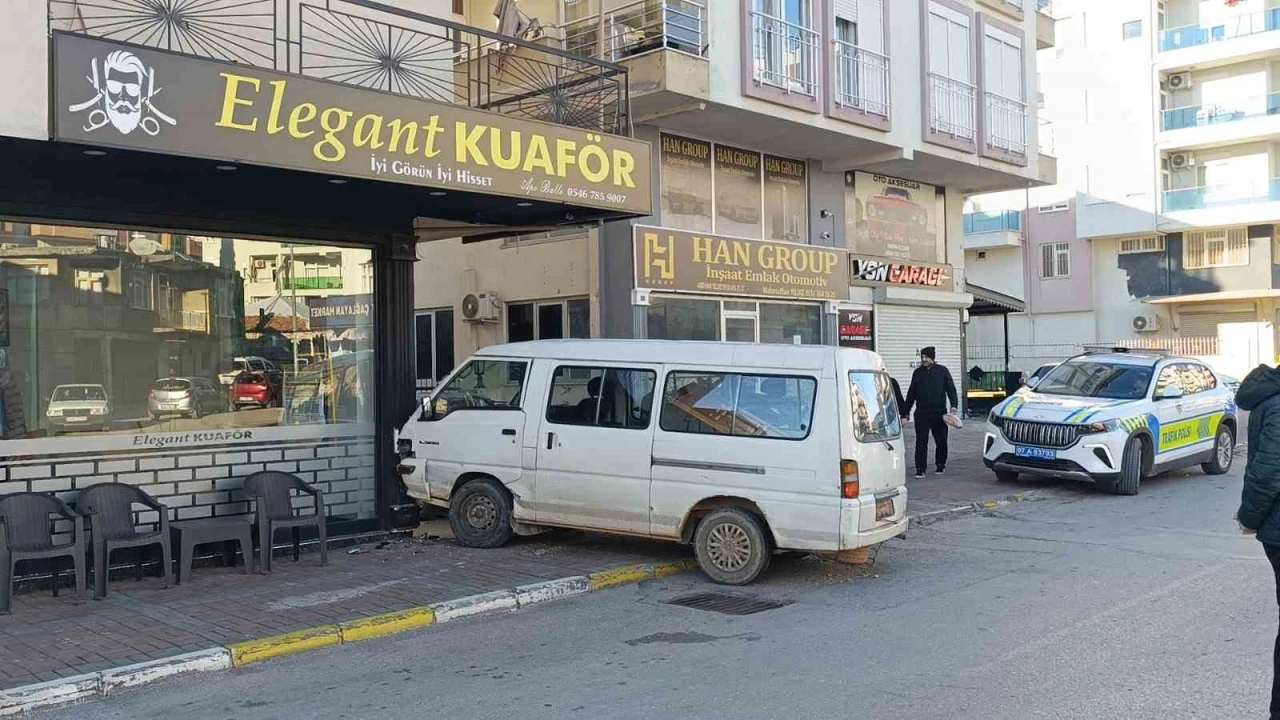 Hafif ticari aracın çarptığı kamyonet kuaförün duvarına çarparak durabildi
