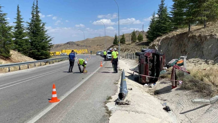 Hafif ticari aracın direğe çarpıp devrildiği kazada anne hayatını kaybetti
