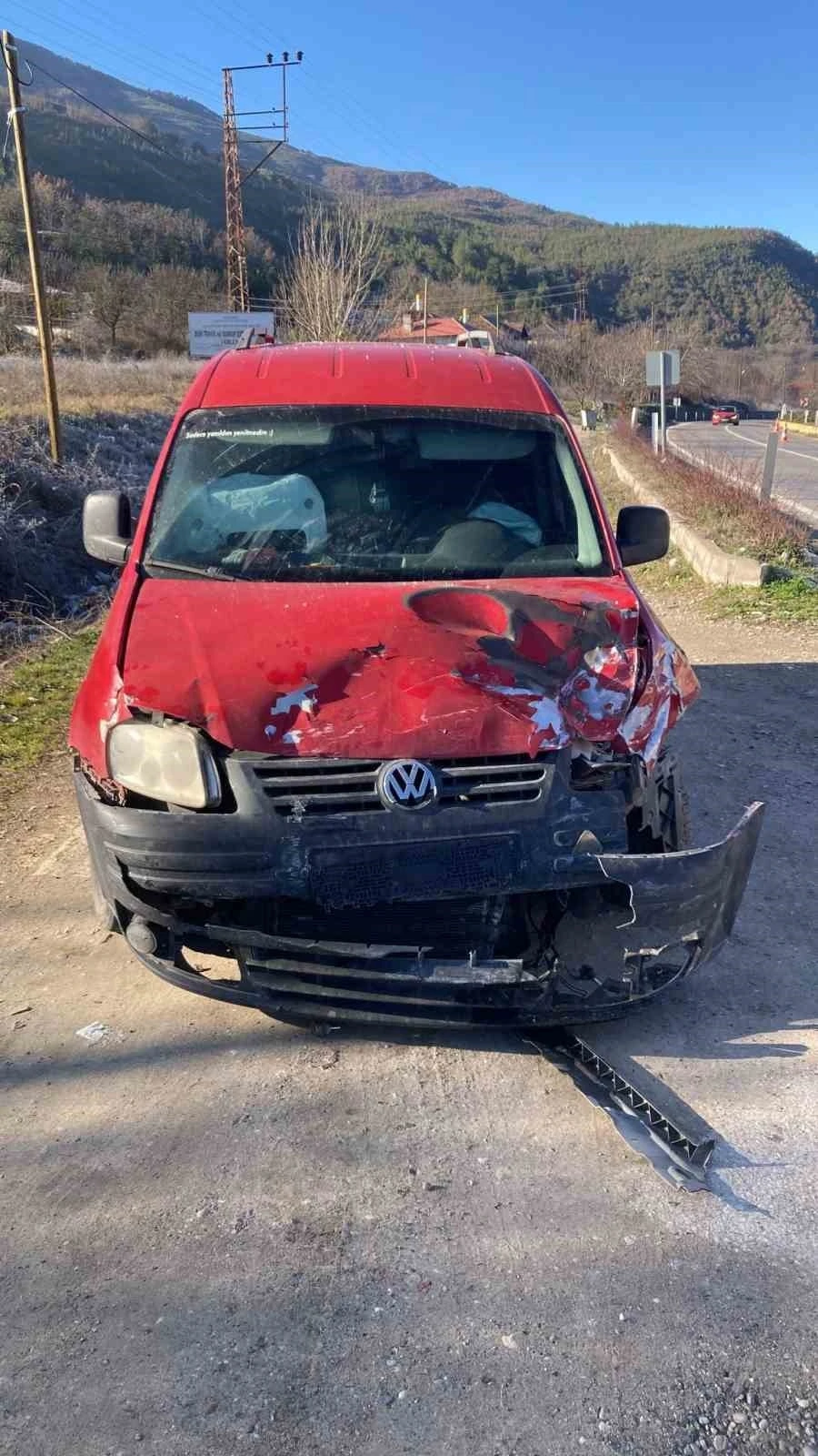 Hafif ticari araçla çarpışan otomobilin sürücüsü yaralandı
