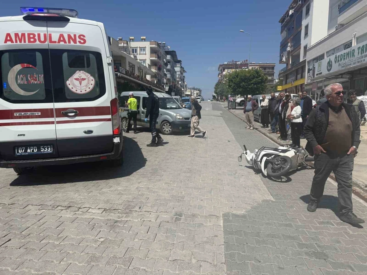 Hafif ticari araçla motosiklet çarpıştı: 1 yaralı
