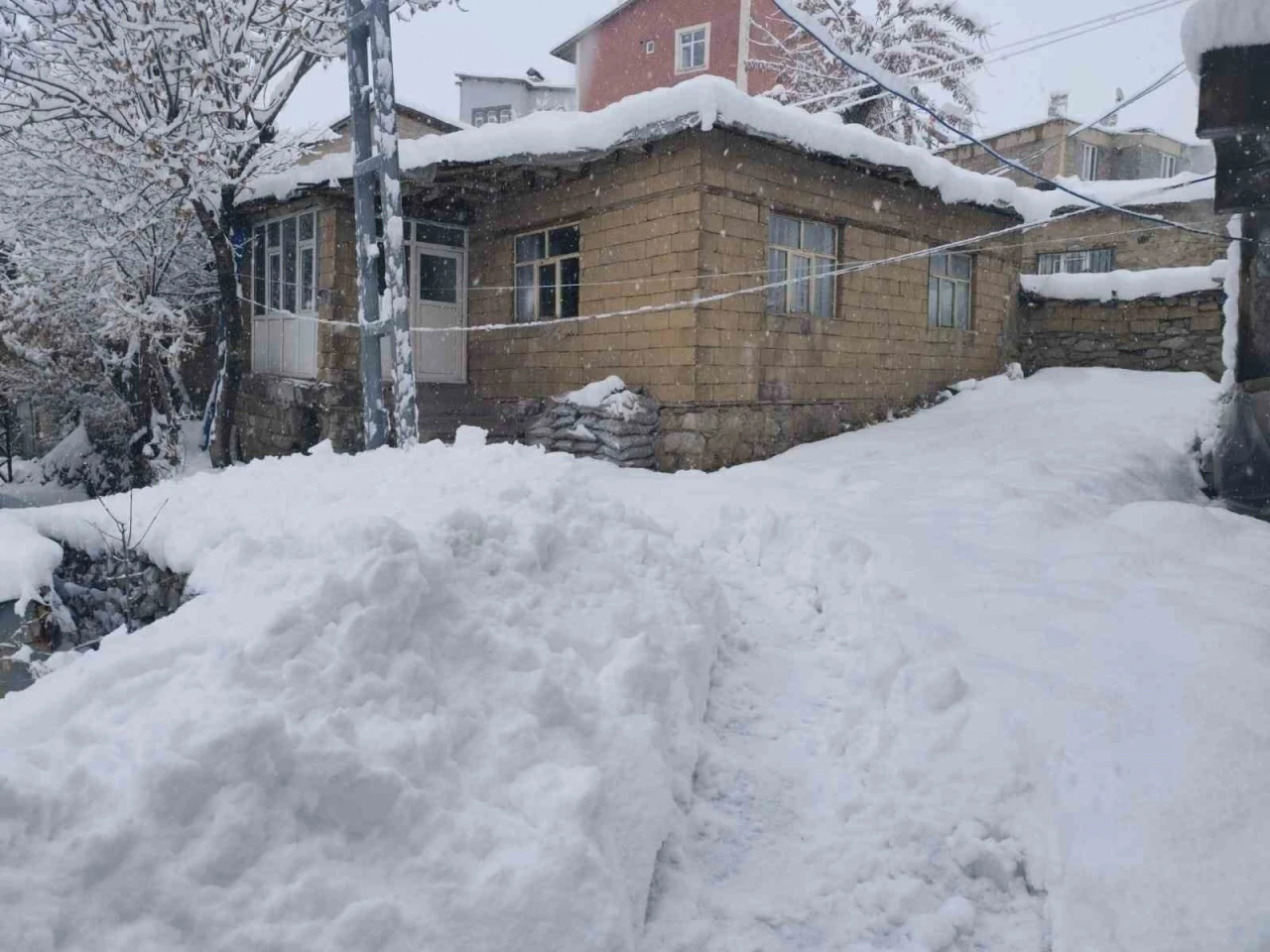 Hakkari’de 31 yerleşim yerinin yolu kapandı
