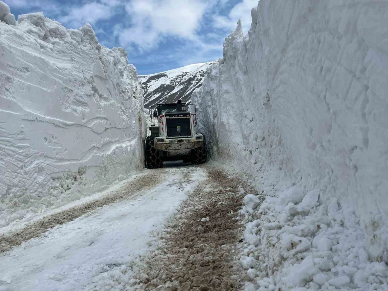 Hakkari’de 5 metreyi aşan karda yol açma çalışması
