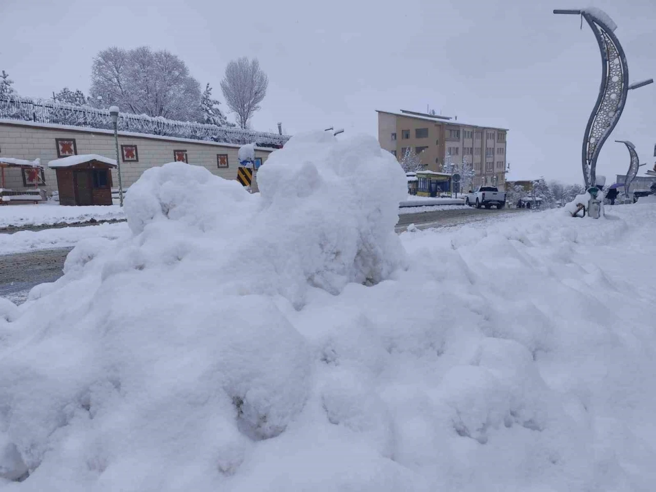 Hakkari’de kar yağışı: 168 yerleşim yerinin yolu kapandı
