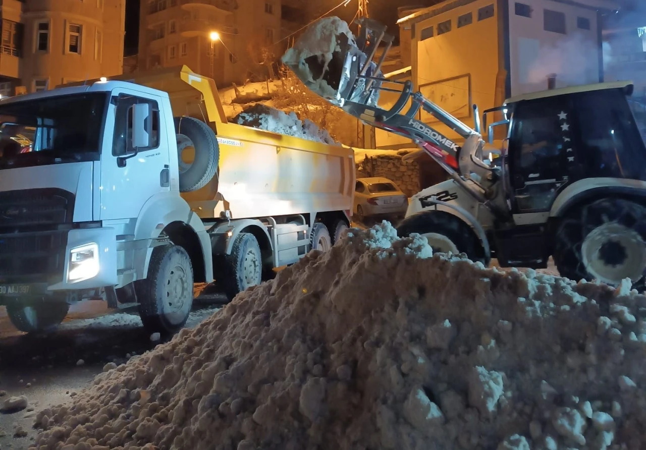 Hakkari’de kar yığınları şehir dışına çıkartılıyor
