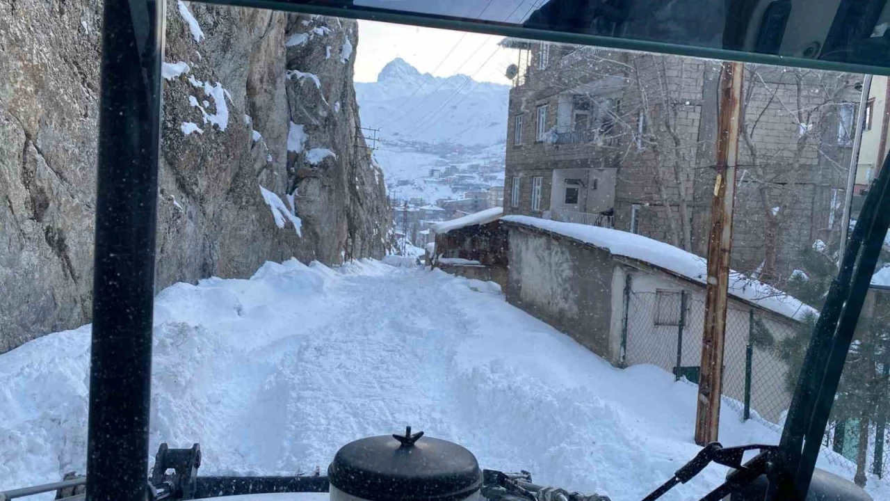 Hakkari’de karla mücadele çalışması sürüyor
