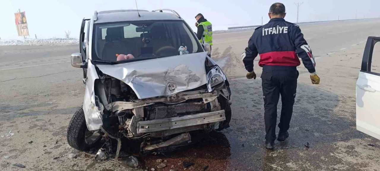 Hakkari’de otomobille kamyonet çarpıştı: 2 yaralı
