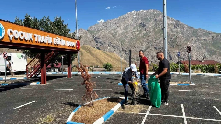 Hakkari’deki parklarda temizlik çalışması sürüyor
