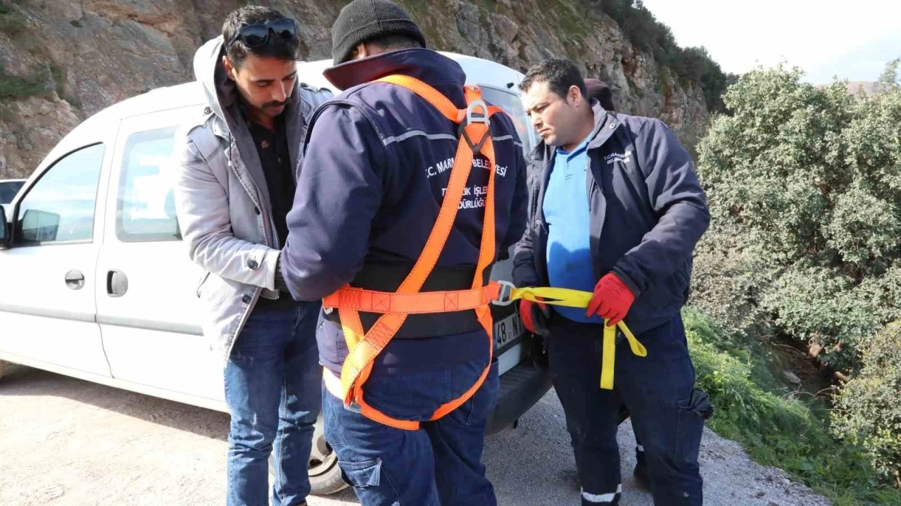 Halatla inerek çöp topladılar
