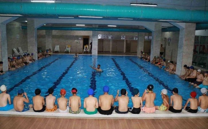 Haliliye Belediyesi ile günde bin 600 çocuk yüzme eğitimi alıyor
