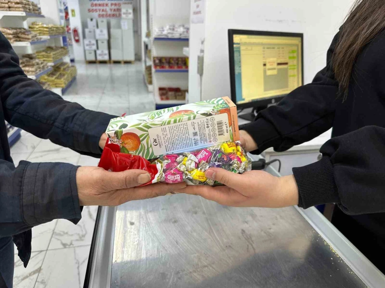 Halk Market’e alışverişe gelen vatandaşlara bayram şekeri ve kolonya ikramı
