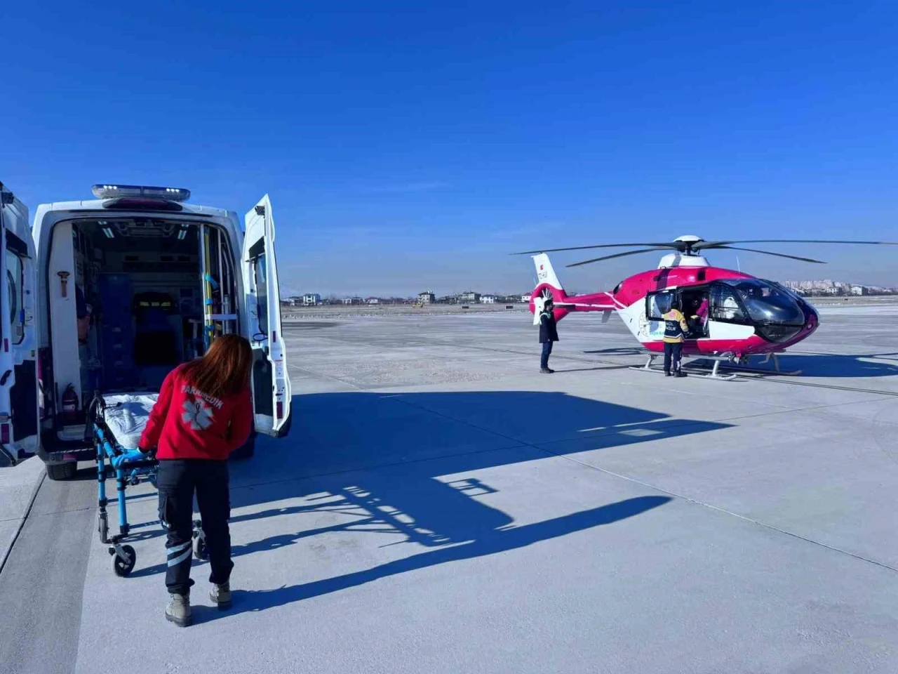 Hamile kadın ambulans helikopter ile Van’a getirildi
