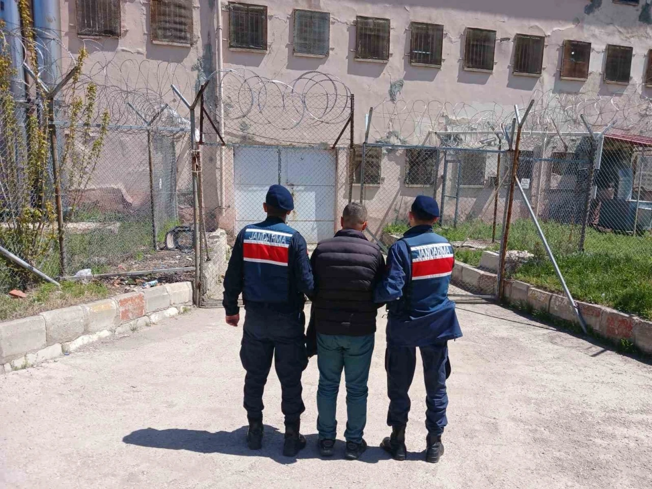 Hapis cezasıyla aranan şahıs jandarma tarafından yakalandı
