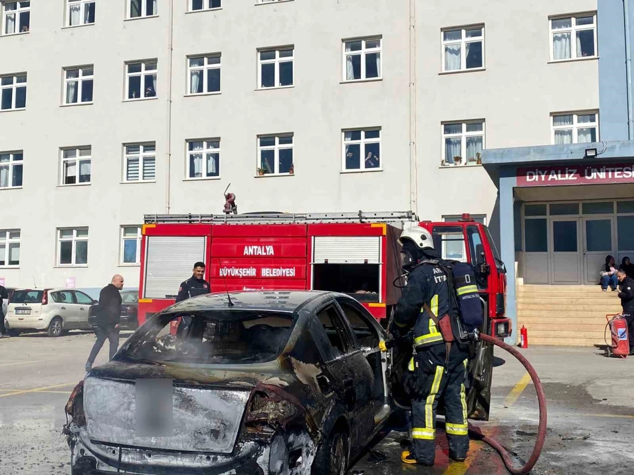 Hastane personelinin aracı alev alev yandı, başhekimden destek geldi
