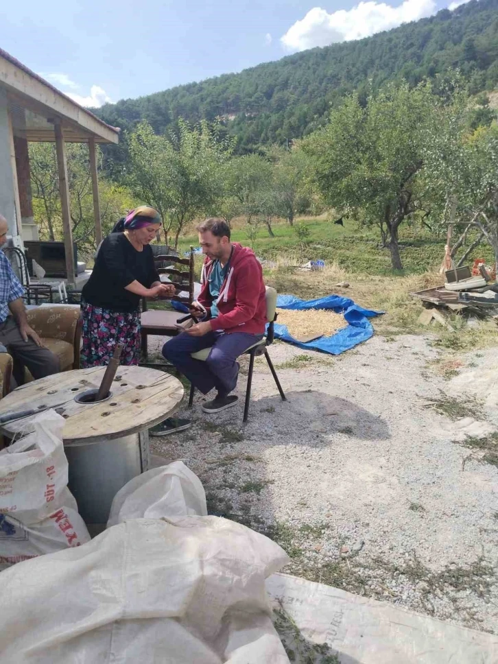 Hastasının ayağına giden doktor yüz güldürüyor
