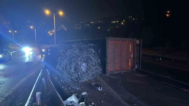 Hatay’da demir yüklü tır devrildi: 1 yaralı
