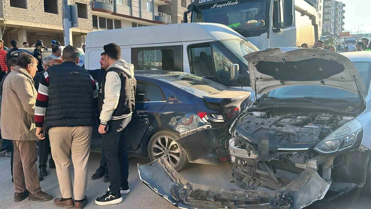 Hatay’da freni patlayan hafriyat kamyonu 5 aracı biçti: 2 yaralı
