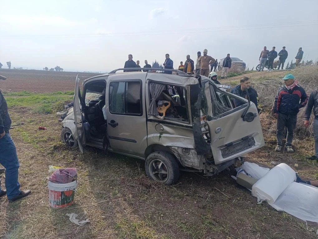 Hatay’da hafif ticari araç tarlaya uçtu: 1’i ağır 3 yaralı
