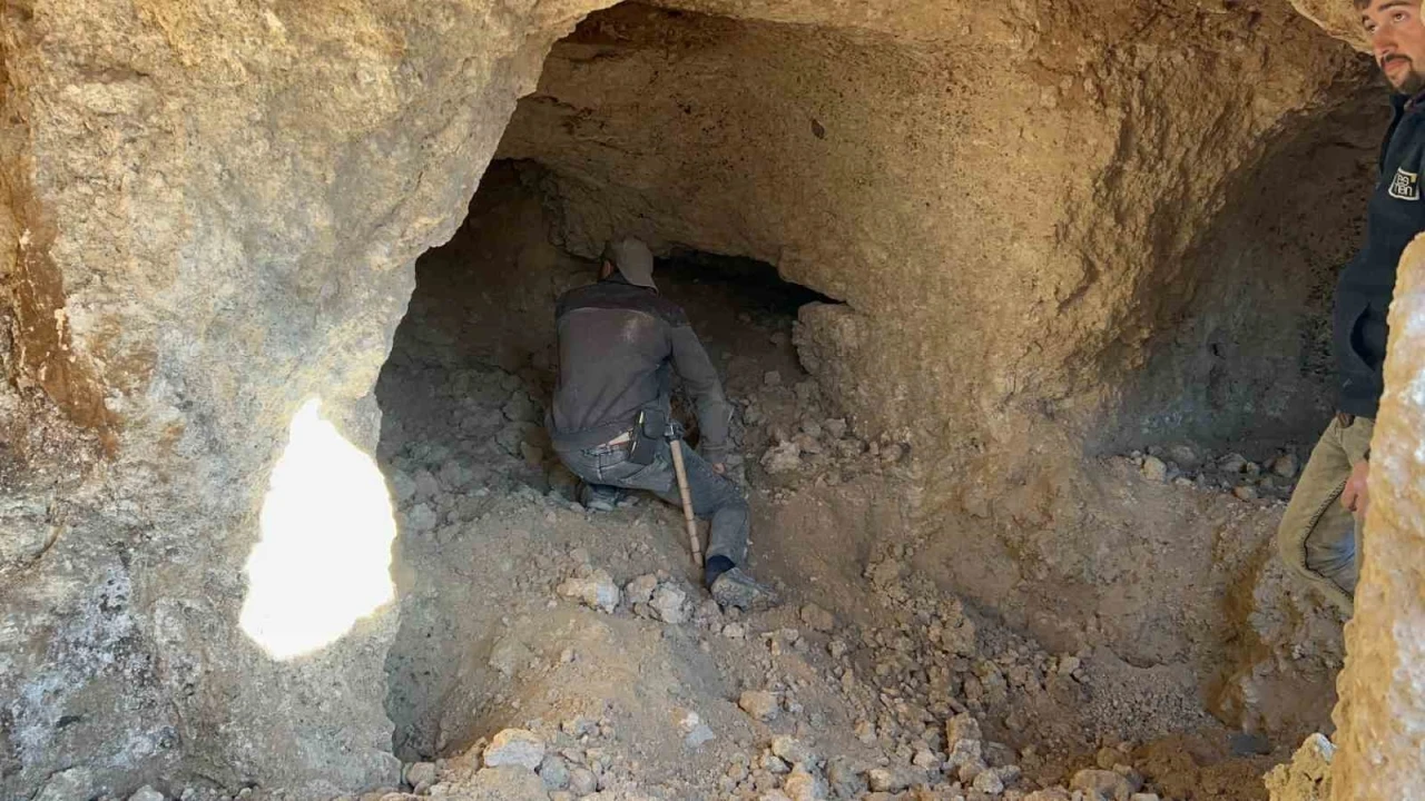 Hatay’da inşaat çalışmaları sırasında bulunan kaya mezar odaları görüntülendi
