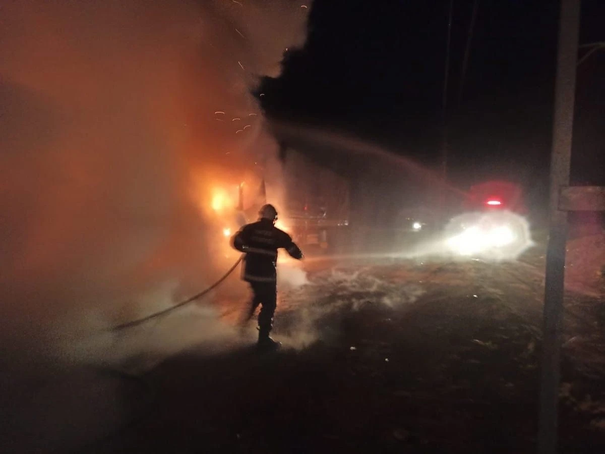 Hatay’da park halindeki tır alev alev yandı
