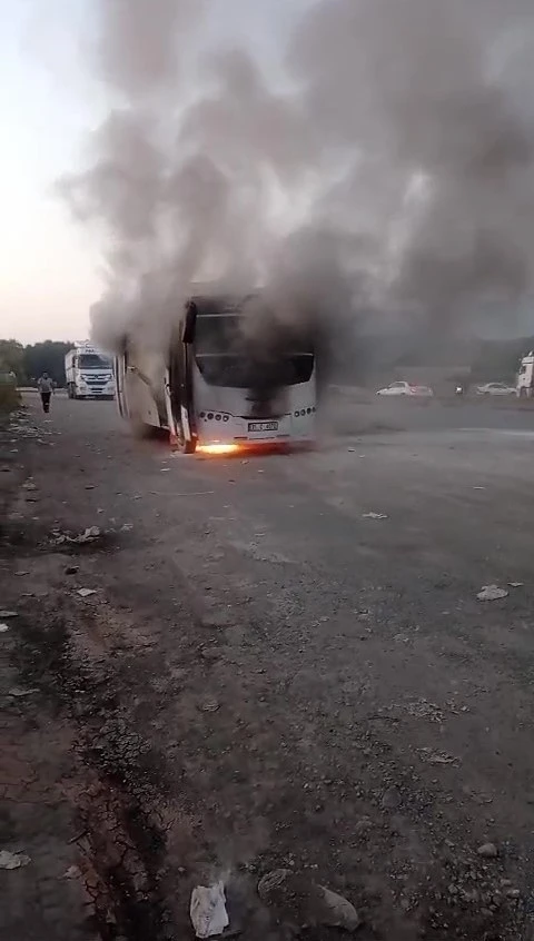 Hatay’da seyir halindeki servis aracı alev aldı
