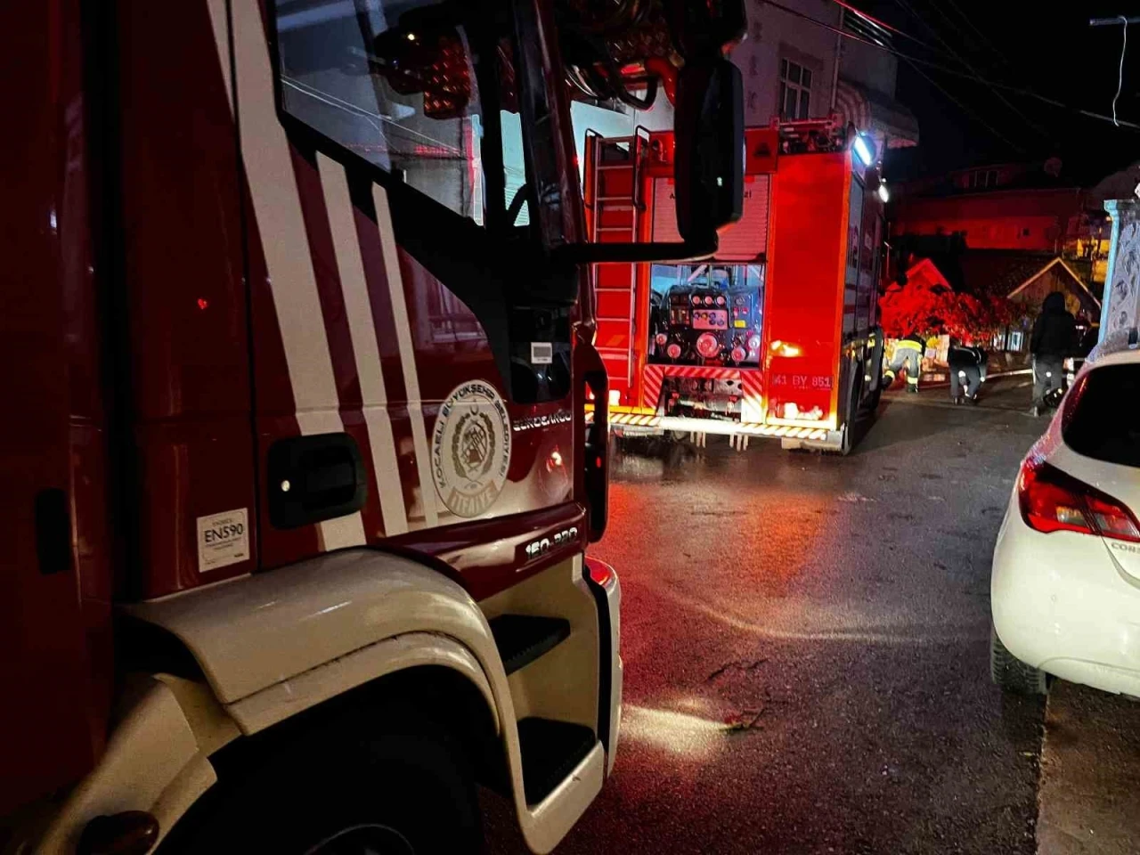 Hava almayan kömür sobası patladı, mahsur kalanları itfaiye kurtardı
