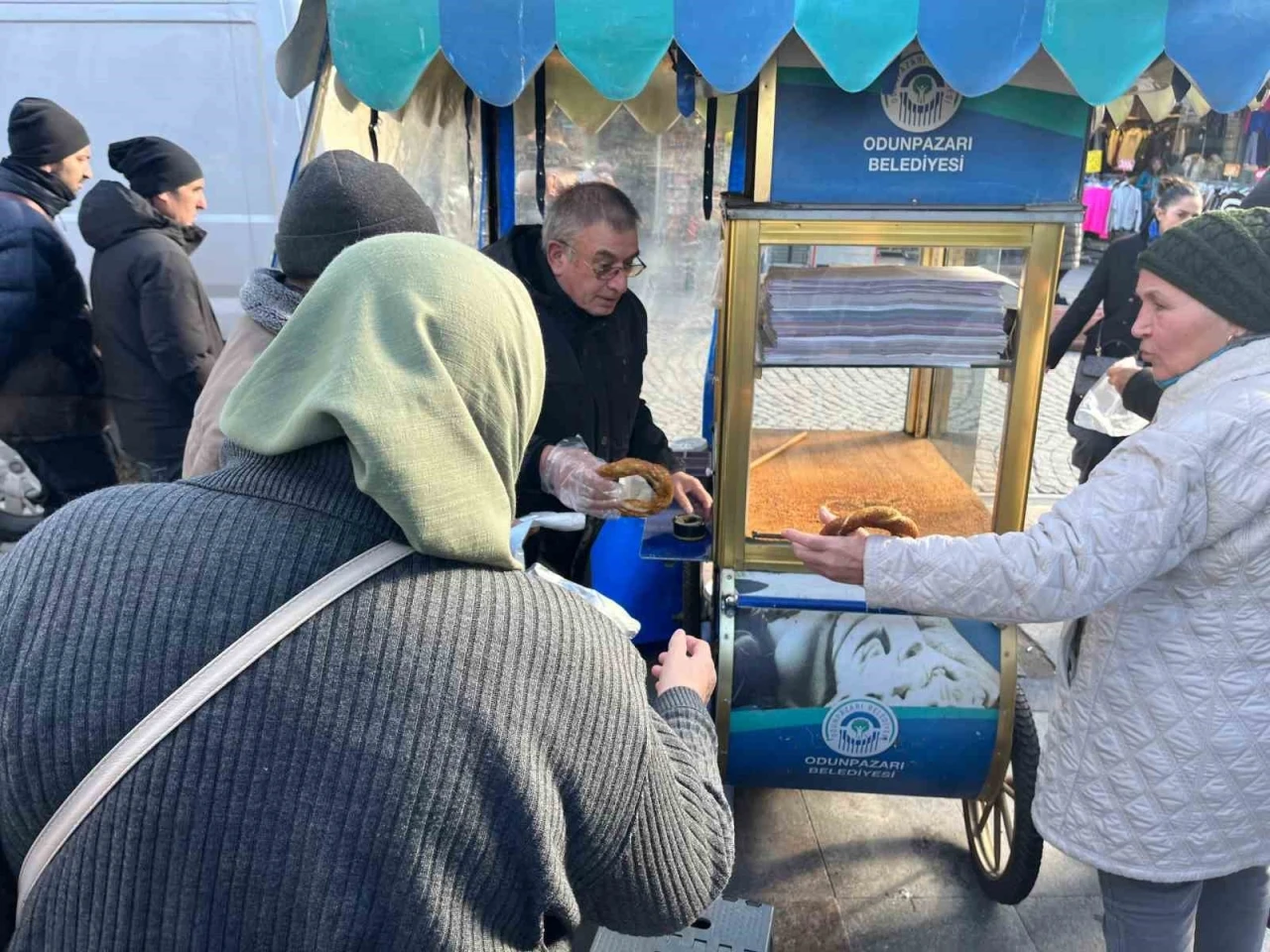 Hayırsever vatandaş 500 simidi bedava dağıttırdı
