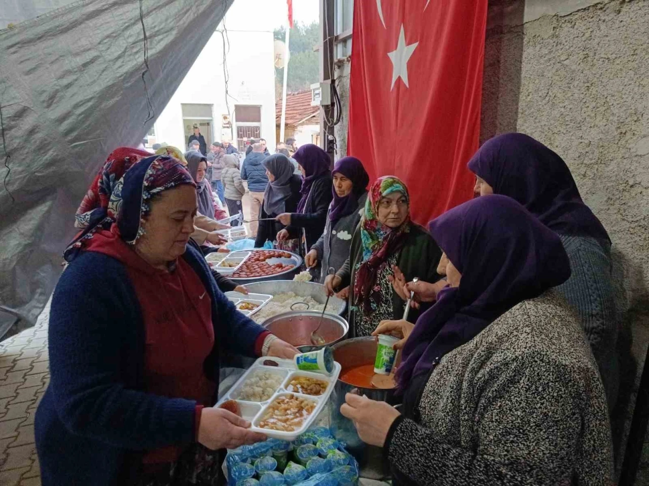 Her akşam köy meydanında gönül sofrası kuruluyor
